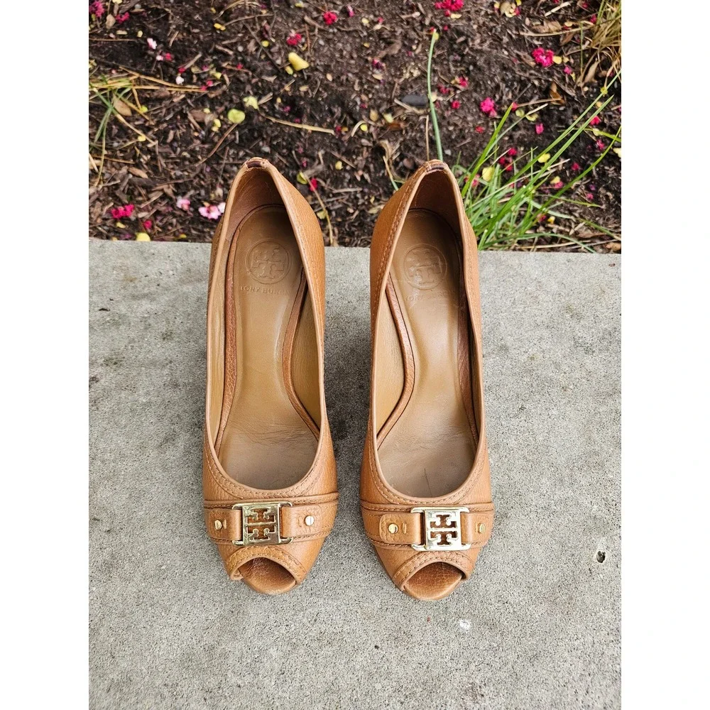 Tory Burch Leticia Peep Toe Wedge Heels 9 Tan Pebbled Leather Logo Buckle
